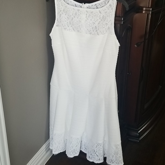 Gabby Skye Dresses & Skirts - Gabby Skye Lace Trim Dress